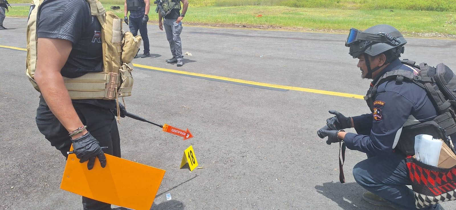 Olah TKP di Bandara Koroway Batu, Satgas Ops Damai Cartenz-2026 Amankan Barang Bukti Penembakan Pesawat