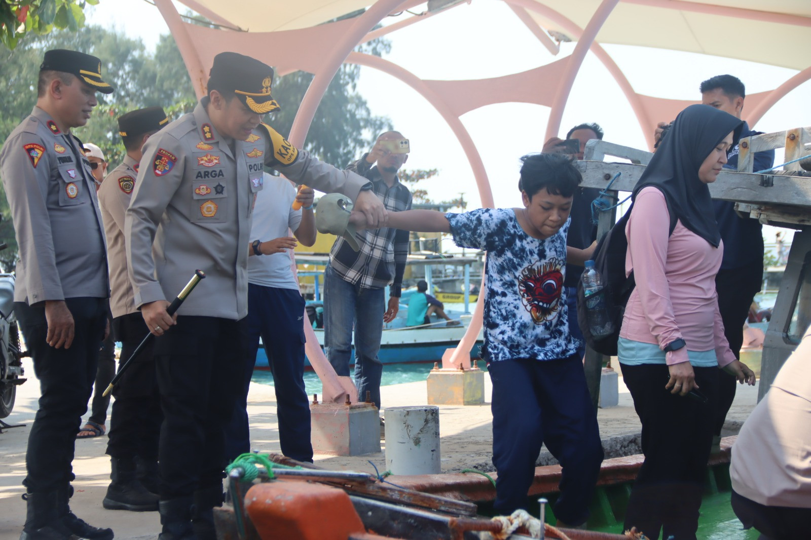 Kapolres Kepulauan Seribu Bantu Wisatawan Naik Kapal Kayu, Tunjukkan Keteladanan dan Kepedulian di Pulau Tidung