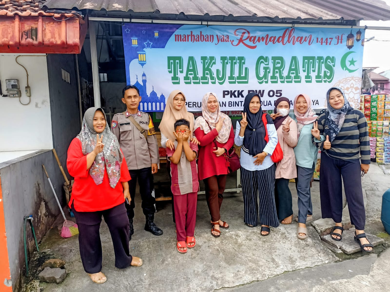 Bhabinkamtibmas Bintarajaya Polsek Bekasi Barat Bersama Kader Posyandu RW.05 Membagikan Takjil