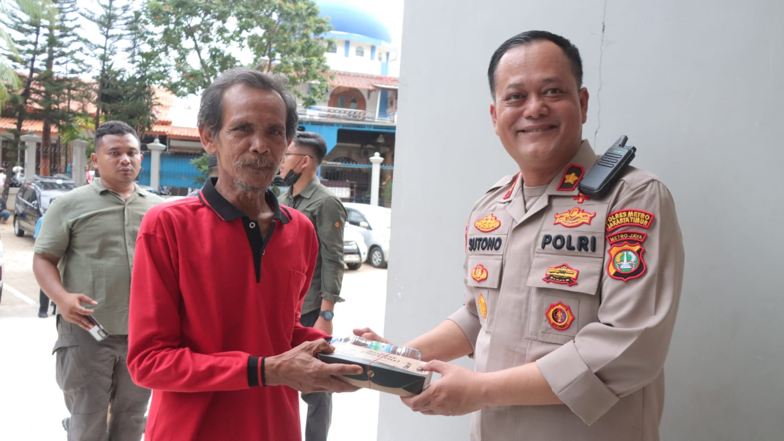 Kapolres dan Polwan Polres Jakarta Timur Bagikan Takjil dan Makanan Gratis untuk Warga Terdampak Banjir di Gedong