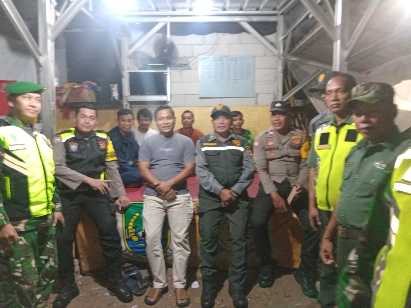 Patroli Bersama Tiga Pilar, Sinergi Tingkatkan Keamanan Lingkungan yang dilaksanakan bhabhikamtibmas kelurahan Bantar gebang