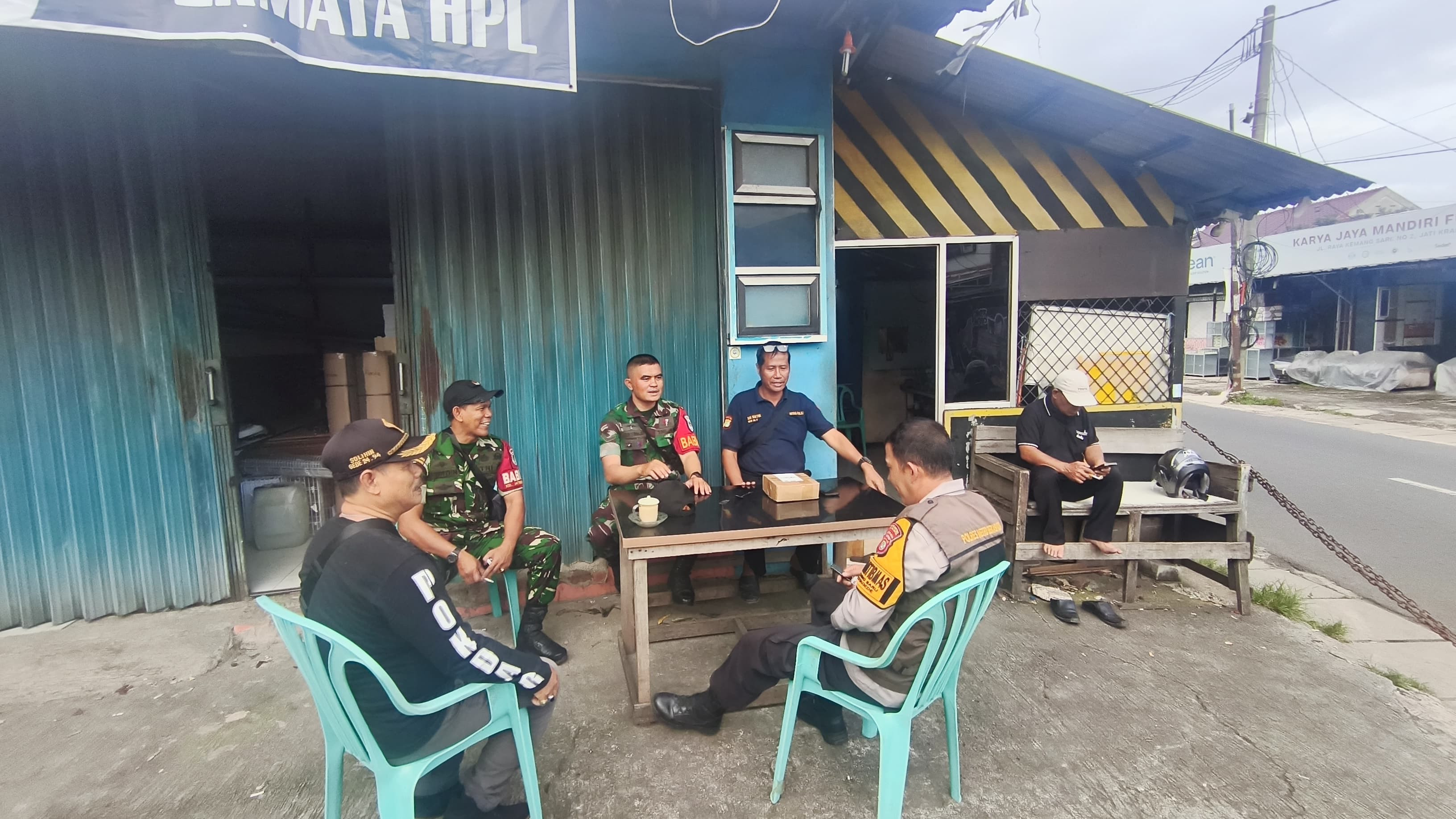 Sinergi TNI-Polri: Bhabinkamtibmas dan Babinsa Jatibening Baru Sambangi Tokoh Masyarakat Perkuat Kamtibmas