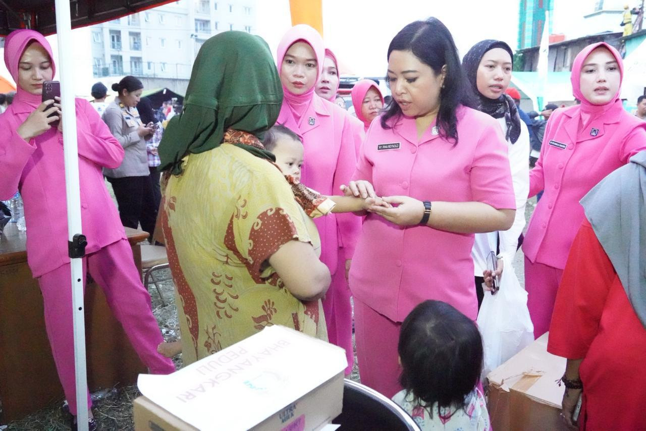 Bhayangkari Metro Jakpus Salurkan Bantuan dan Trauma Healing untuk Korban Kebakaran Pasar Jiung