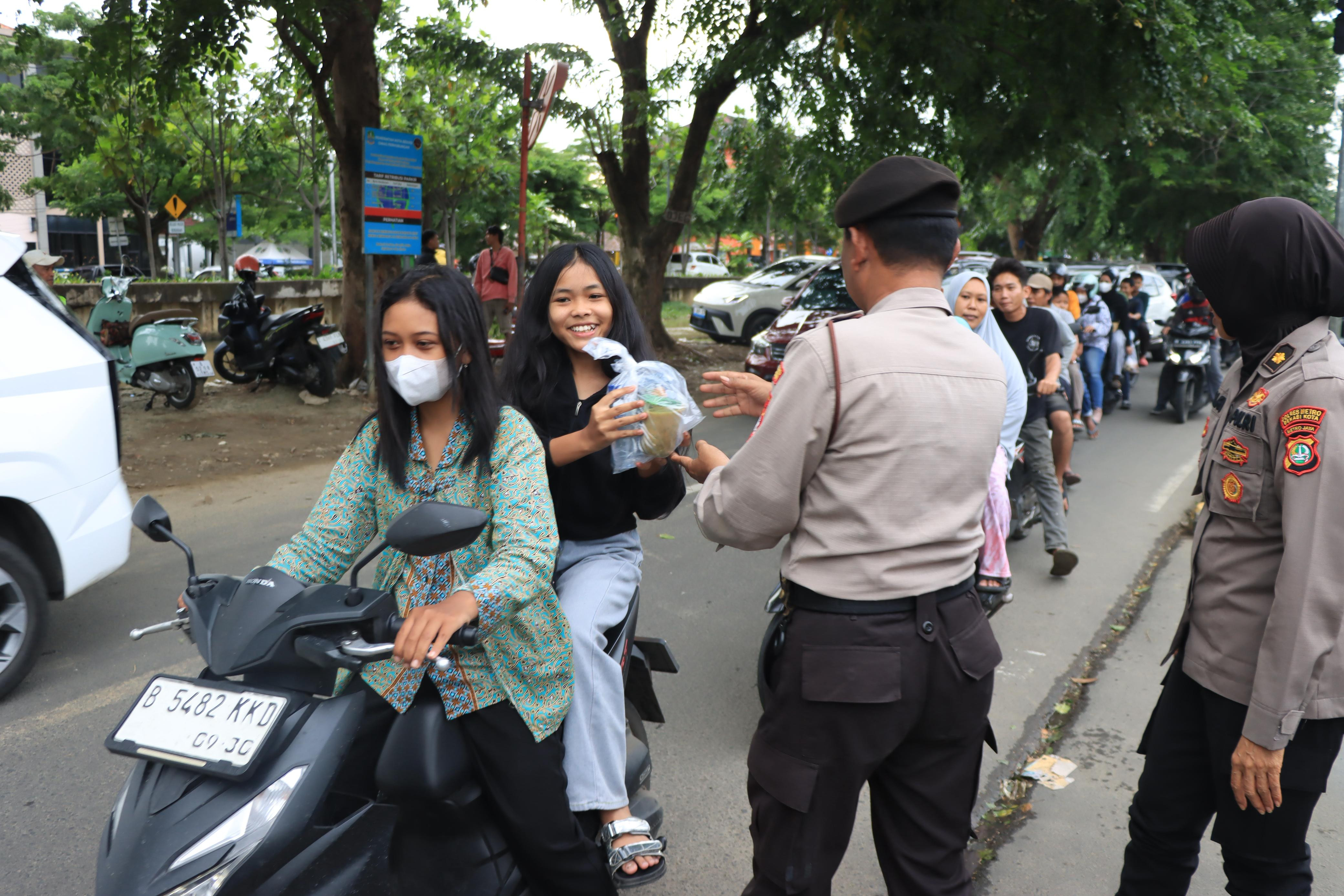 Sapa Pengendara di Jalan, Wakapolres Metro Bekasi Kota Bagikan Ratusan Paket Takjil