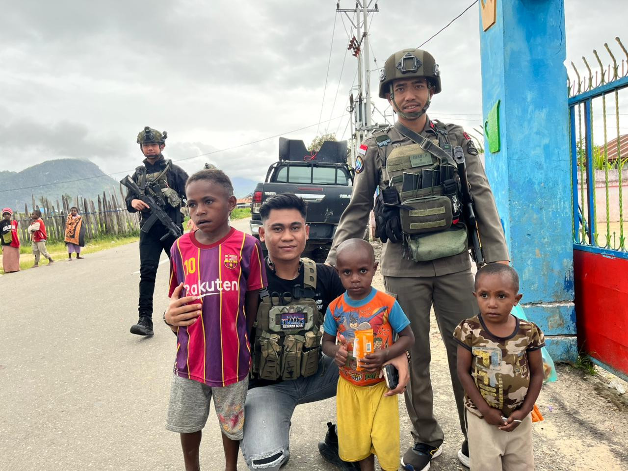 Personel Ops Damai Cartenz Berbagi Kebahagiaan Bersama Warga dan Anak-anak di Enarotali