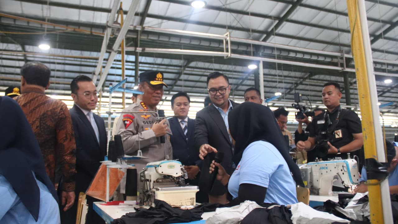 Wakapolri Bagikan Sembako ke Ribuan Buruh, Wujud Kepedulian Polri di Sektor Industri Dalam Negeri