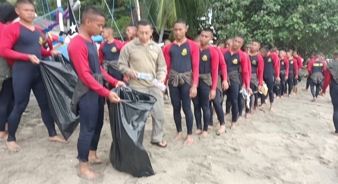 Pusdik Brimob Gelar Aksi Bersih Pantai Pasir Putih Situbondo, Tindak Lanjuti Arahan Presiden RI
