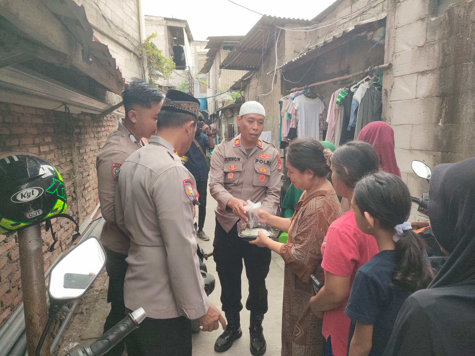 Polsek Kelapa Gading Bagikan Ratusan Takjil Keliling untuk Warga di Rawa Sengon dan Boulevard Timur