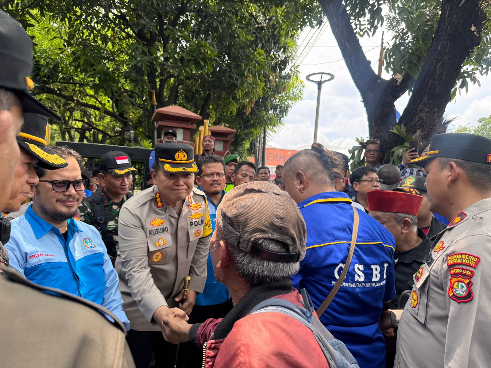 Kapolres Kawal Unjuk Rasa Buruh Di Pemkot Bekasi