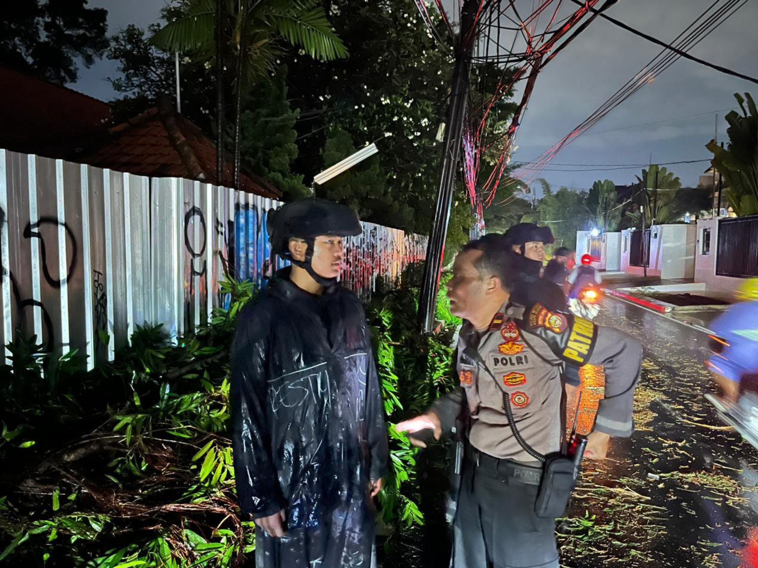 Brimob Polda Metro Jaya Sigap Evakuasi Pohon Tumbang di Kebayoran Baru, Arus Lalu Lintas Kembali Lancar