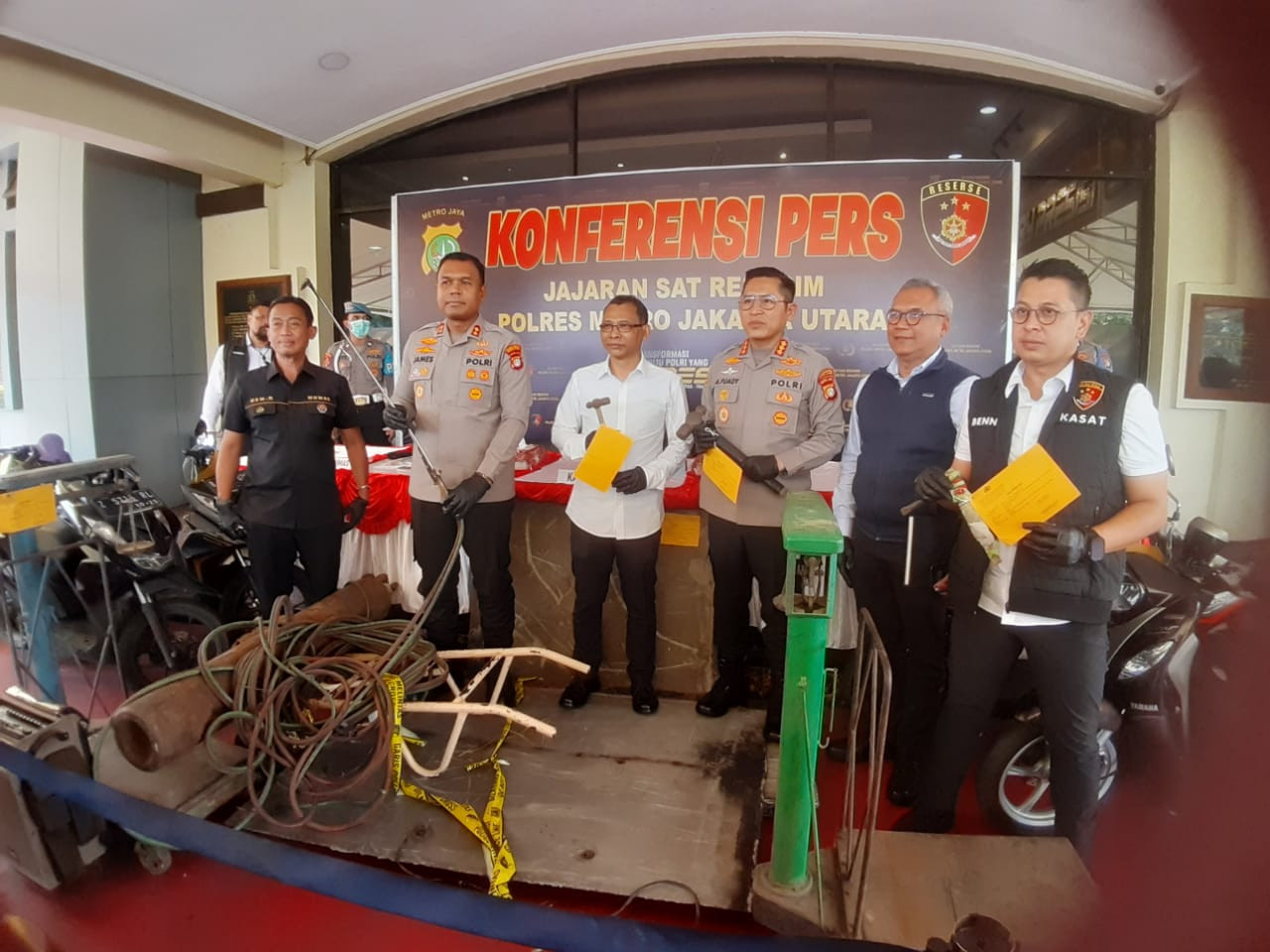 Polres Metro Jakarta Utara Ungkap Sindikat Pencurian Plat Besi di Tanjung Priok