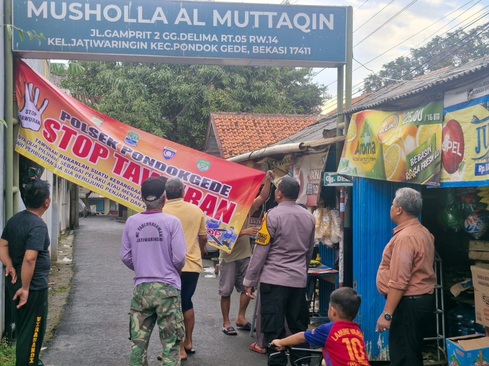 Sasar Lokasi Indikasi Base Camp Geng Motor, Bhabinkamtibmas Jatiwaringin Pasang Spanduk Larangan Tawuran