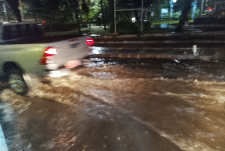 Akibat perbaikan Trotoar dan Gorong-Gorong Jl.Sunter II Kelurahan Rawa Badak Utara Banjir