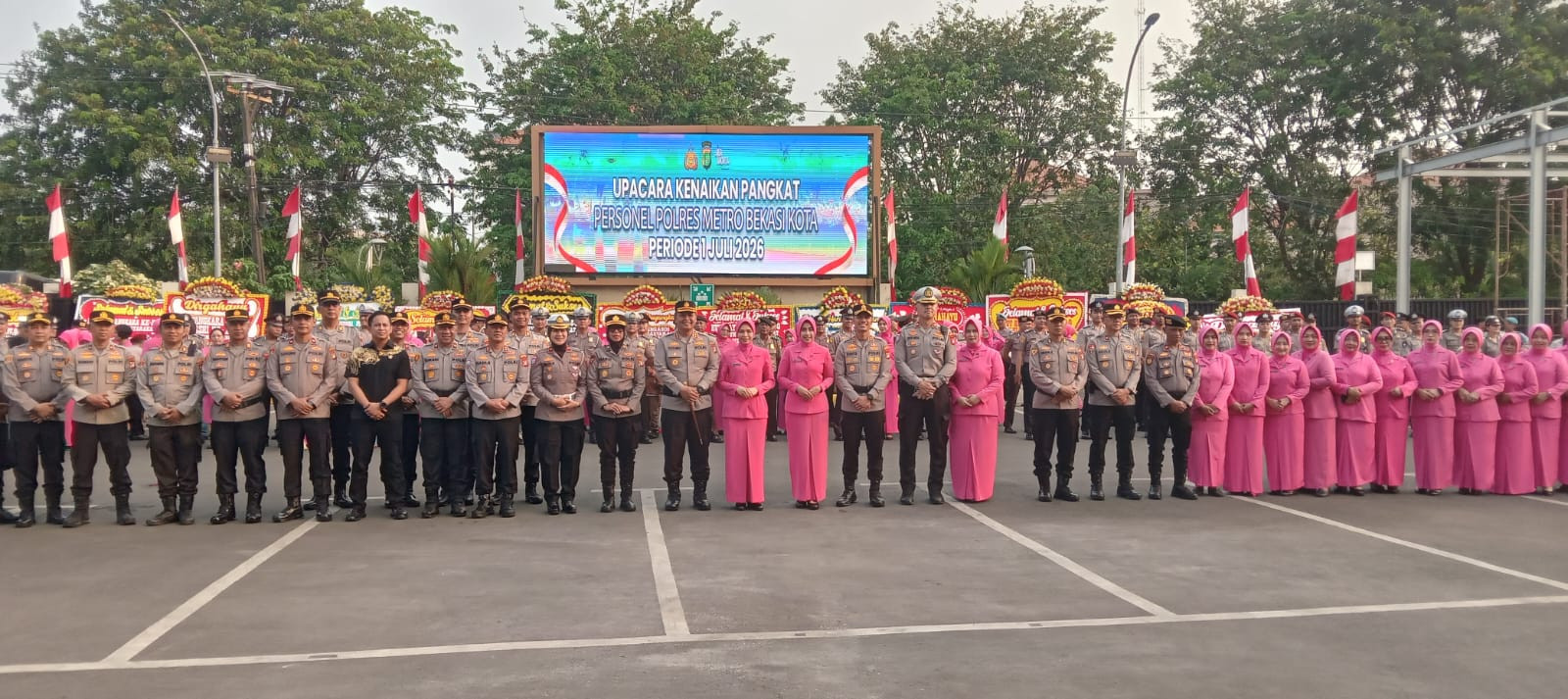 Kapolres Metro Bekasi Kota Pimpin Upacara Kenaikan Pangkat 72 Personel Polri dan 4 PNS