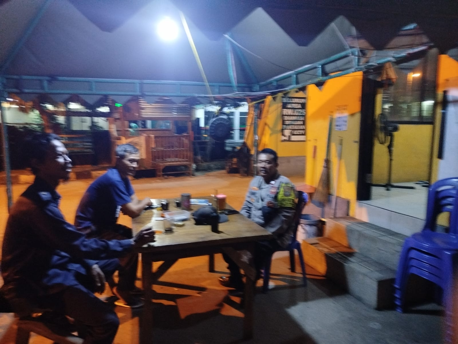 Bukan Sekadar Ngopi, Kunjungan Kanit Binmas Polsek Medansatria Perkuat Kinerja Siskamling THB