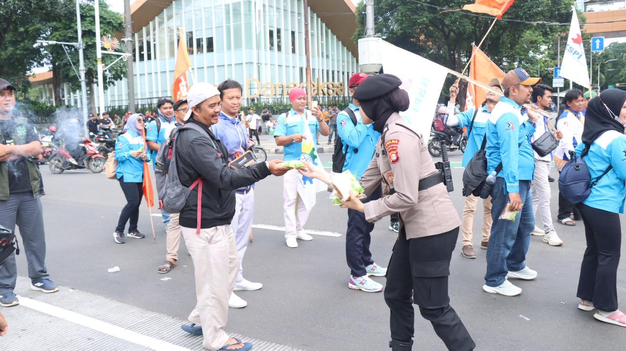 Polisi Bagikan Snack dan Air Mineral ke Massa Aksi Buruh di Depan Gedung Danareksa