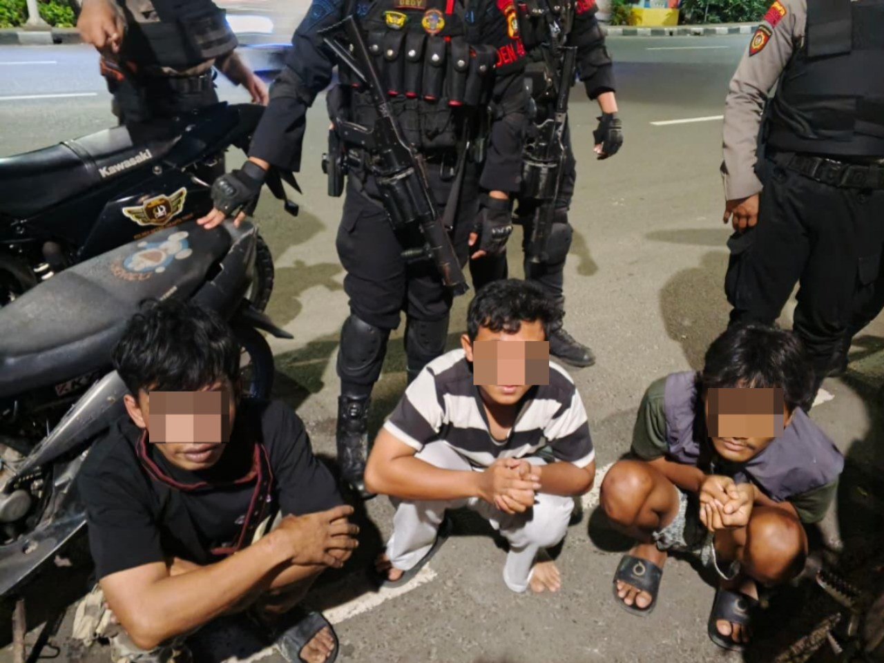 Patroli Brimob Batalyon B Pelopor Bubarkan Aksi Balap Liar di Duren Sawit, Warga Amankan Remaja dan BBM