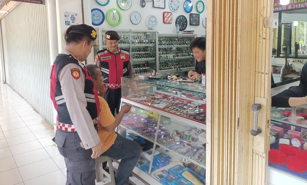 Cegah Kejahatan Polsek Bantargebang Gencarkan Patroli Jalan Kaki Sisir Pasar Hingga Perumahan