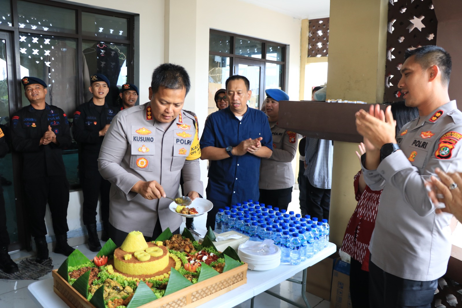 Syukuran HUT ke-80 Korps Brimob, Kapolres Bekasi Kota Beri Kejutan Nasi Tumpeng