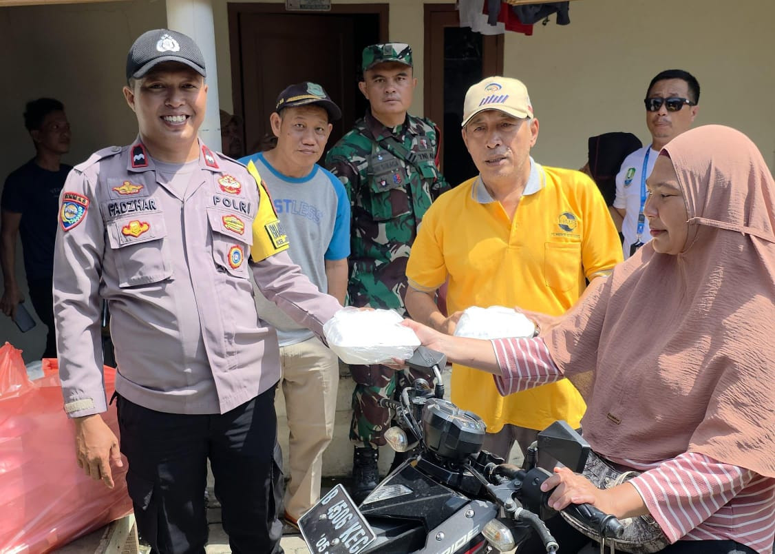 Jumat Berkah di Pondok Gede: Tiga Pilar Jatibening Baru Bagikan 100 Nasi Kotak kepada Warga