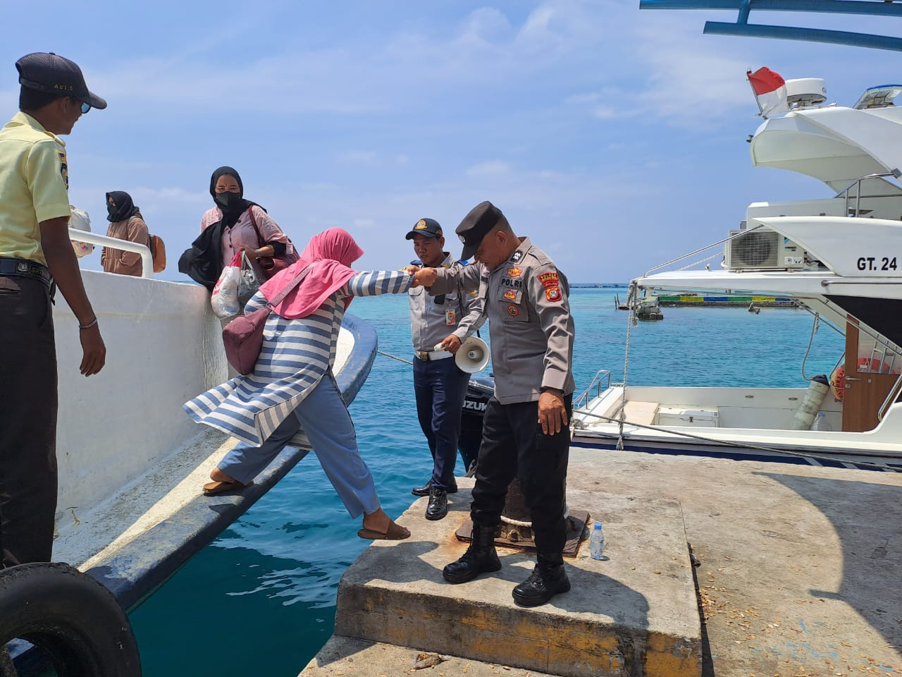 Polsek Kepulauan Seribu Utara Bersama TNI dan Satpol PP Amankan Dermaga, Cegah Gangguan Kamtibmas