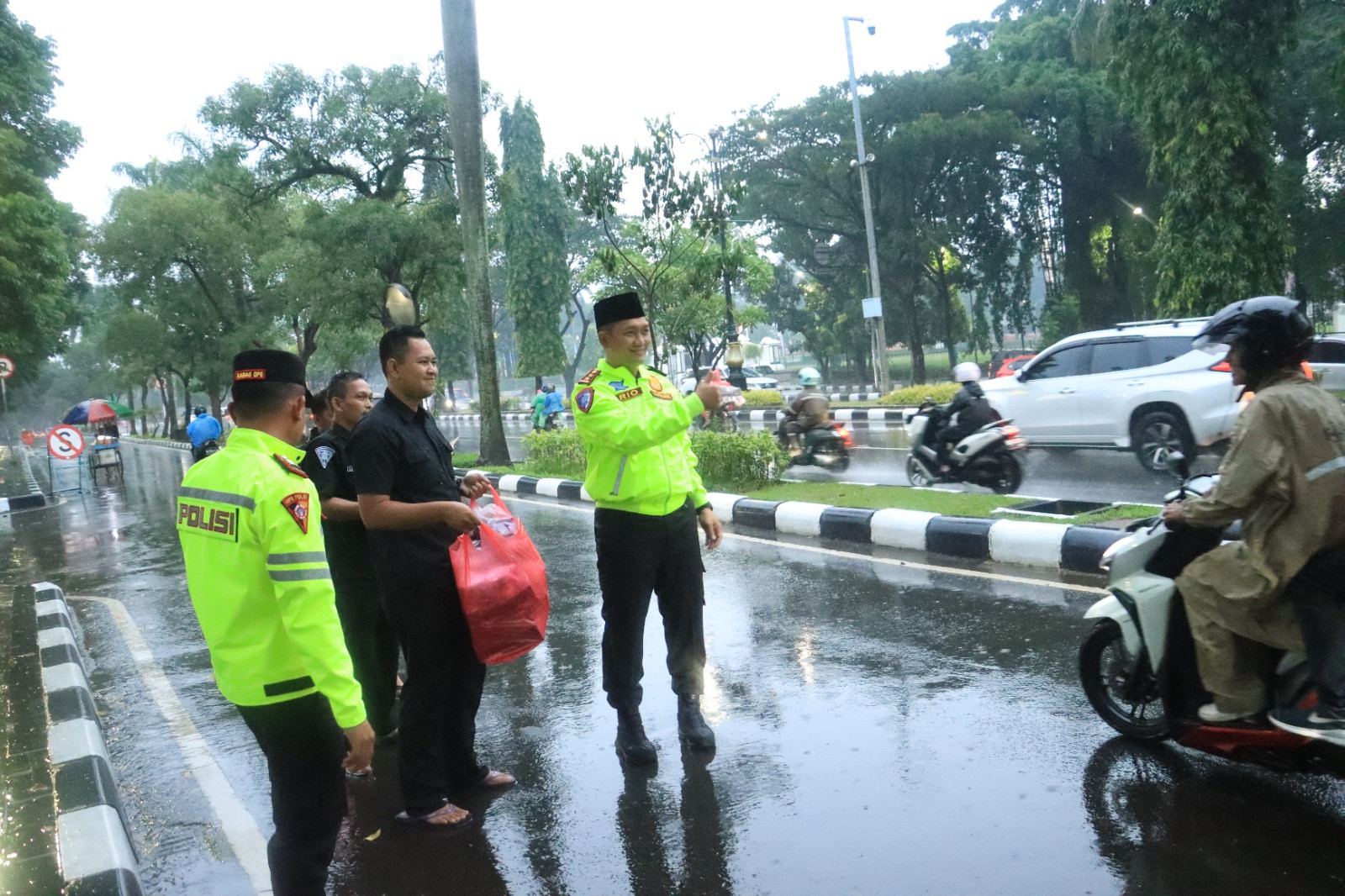 Jelang Berbuka Puasa, Kapolres Bogor Bersama Pejabat Utama Serta Jajaran Bagikan Takjil kepada Warga Yang Melintas