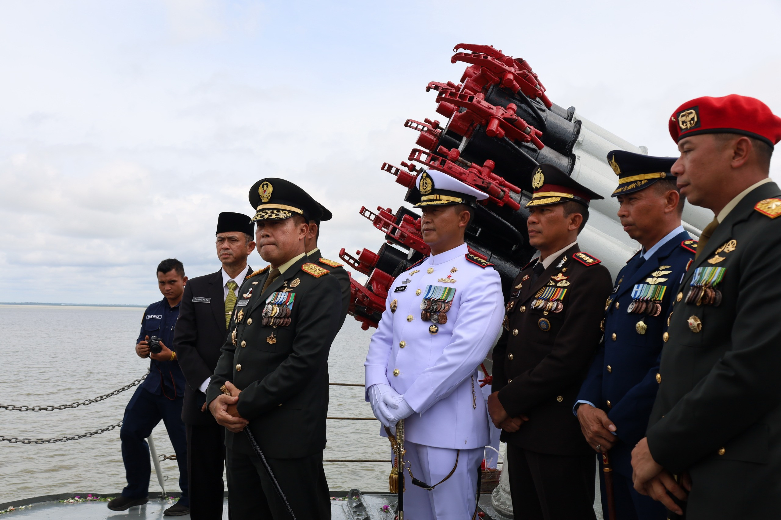 Komandan Lanal Dumai Ikuti Upacara Tabur Bunga di Laut Peringati Hari Pahlawan Nasional Tahun 2025