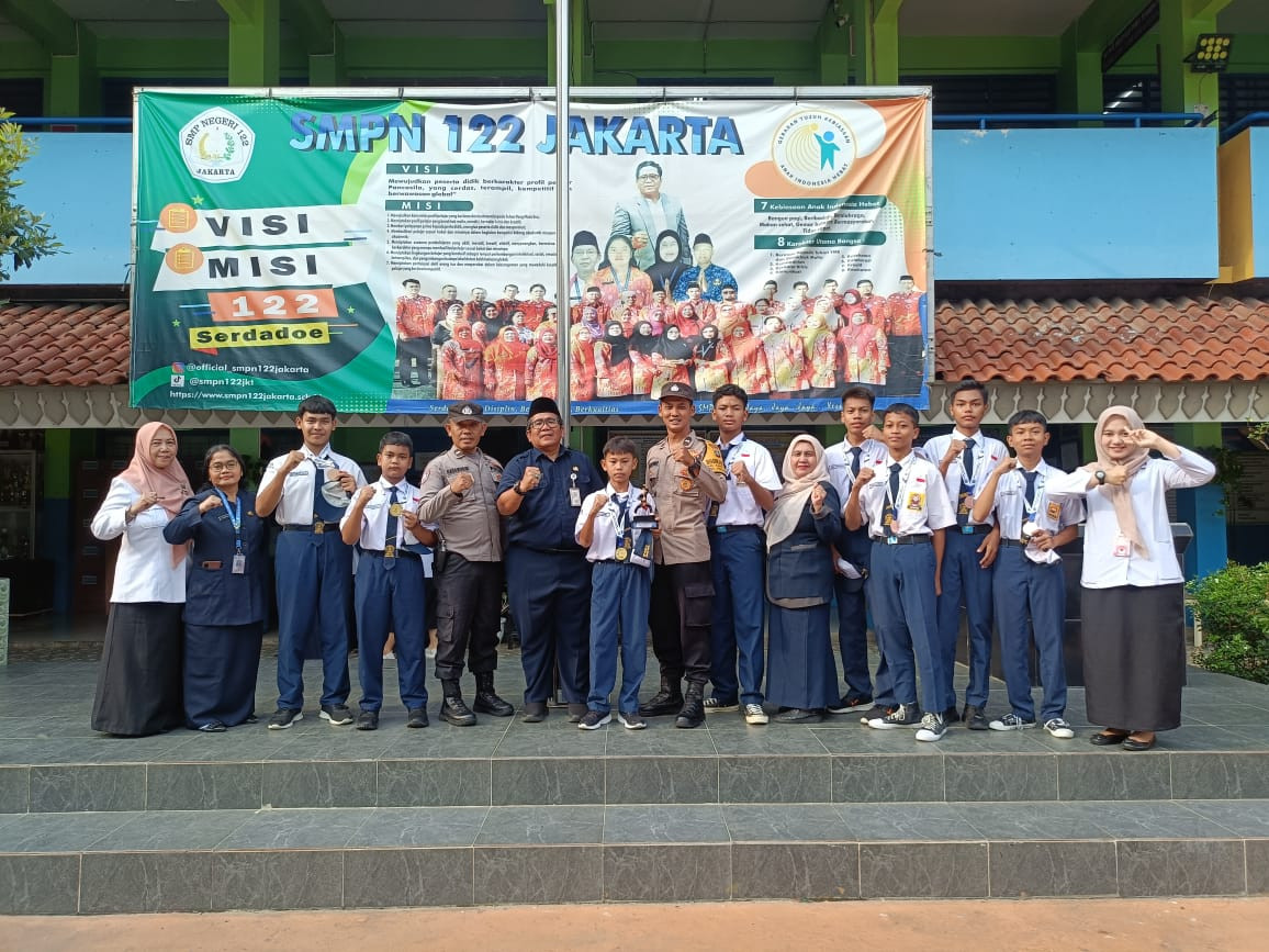 Jaga Jakarta – Jaga Warga: Polsek Metro Penjaringan Gelar Go to School dan Sosialisasi Penerimaan Siswa SMA Kumala Bhayangkara di SMPN 122