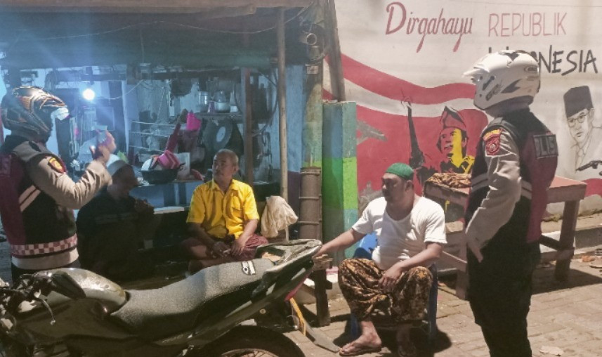 Patroli Malam Gabungan, Polsek Kepulauan Seribu Selatan Gencarkan Sosialisasi Layanan 110 dan Barcode Pengaduan Masyarakat