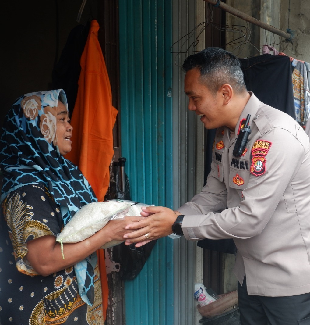 Kapolsek Pademangan Kunjungi Warga Penderita Lumpuh, Berikan Bantuan Sembako