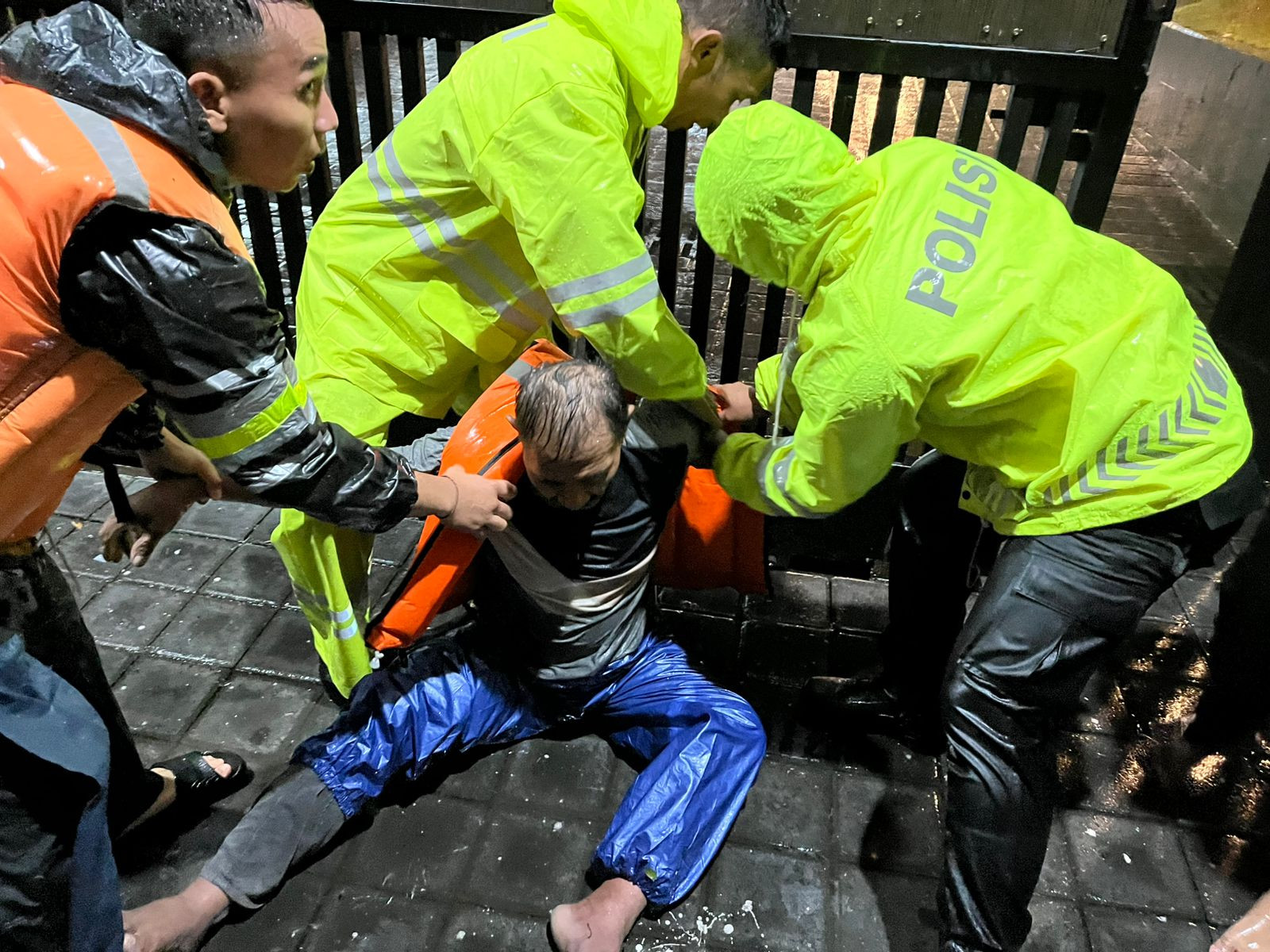 Banjir dan Longsor melanda Bali, Polri Kerahkan Personel Bantu Penanganan