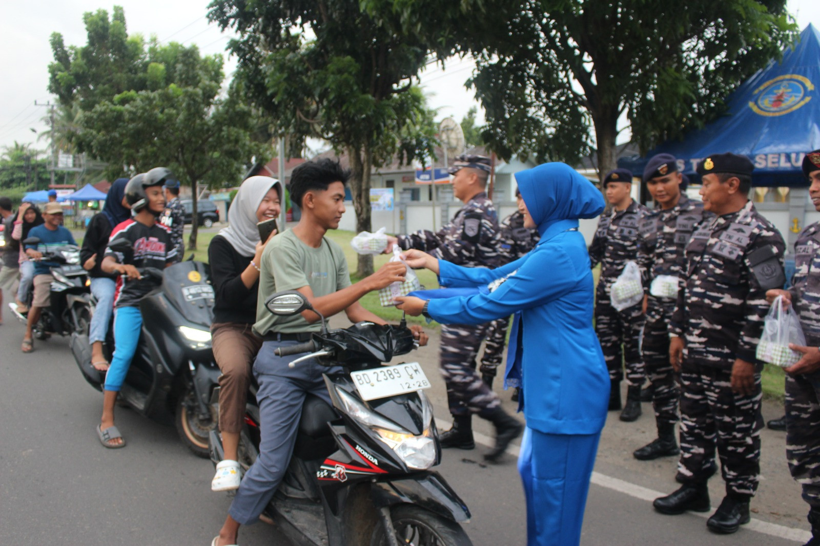 Berbagi Dengan Sesama, Lanal Bengkulu Bagi Takjil Kepada Pengendara Yang Melintas