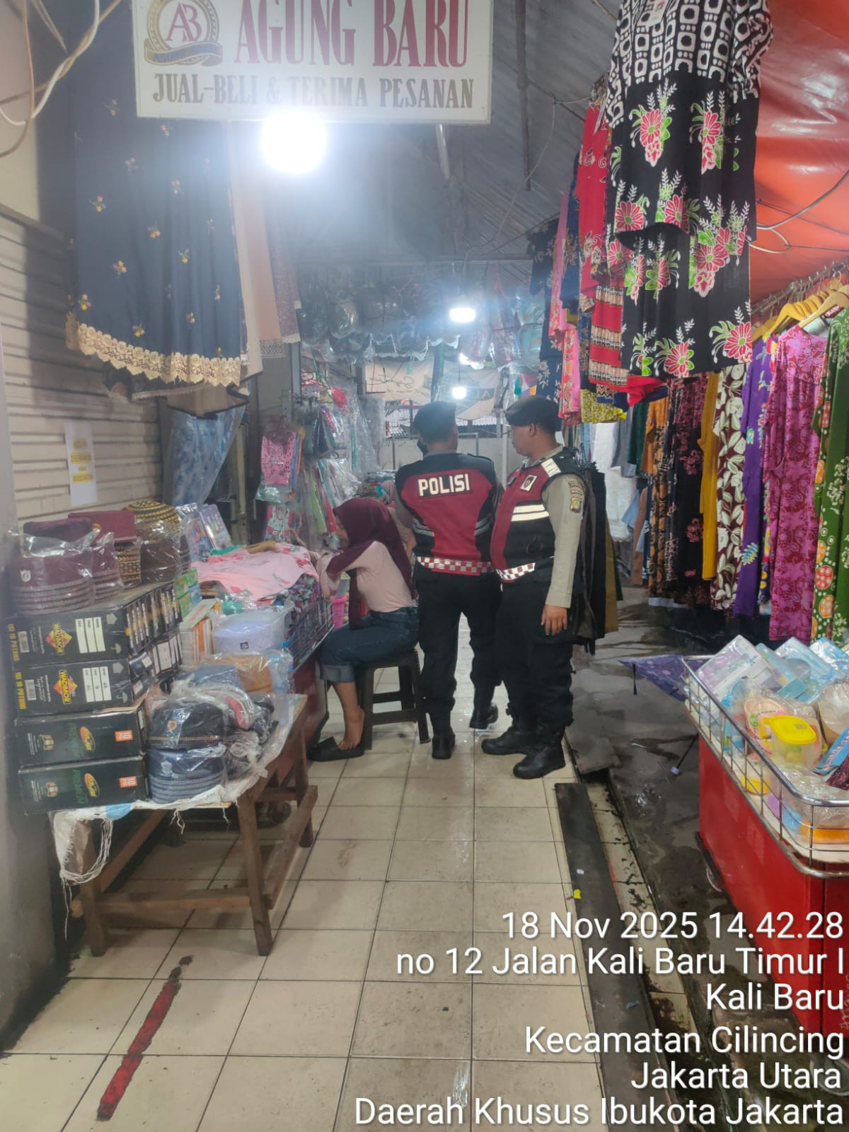 Patroli Jalan Kaki Polsek Cilincing Perketat Keamanan di Pasar Sengkang Kalibaru