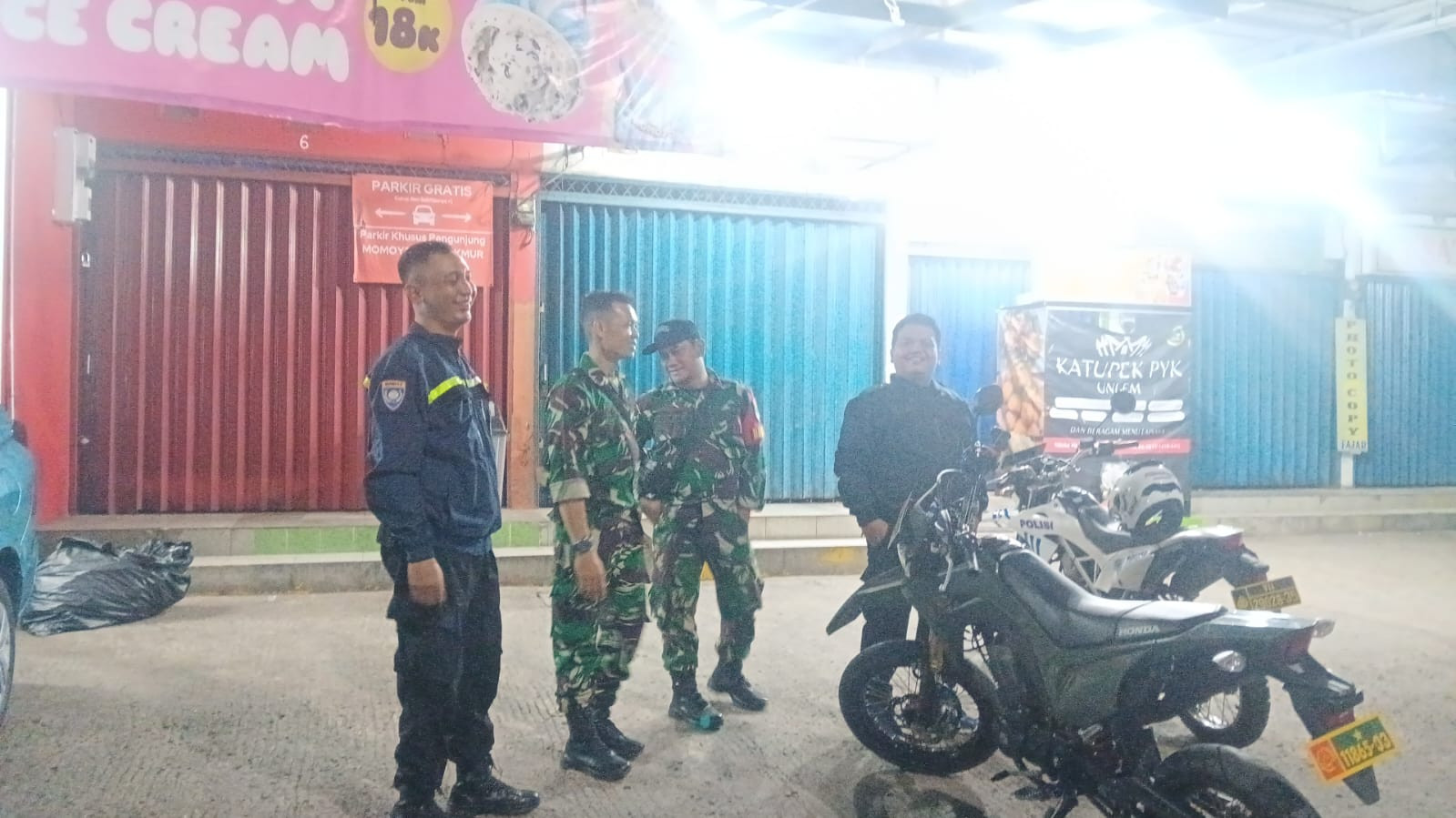 Jamin Keamanan Dini Hari, Bhabinkamtibmas Pondok Gede Gelar Patroli Gabungan di Titik Rawan Kejahatan