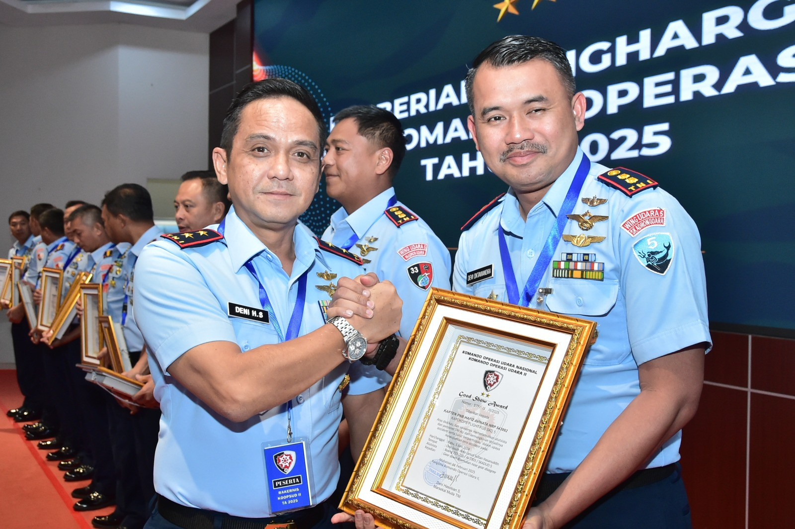 PANGKOOPSUD II SERAHKAN PENGHARGAAN KEPADA SATUAN TERBAIK DAN PERSONEL BERPRESTASI