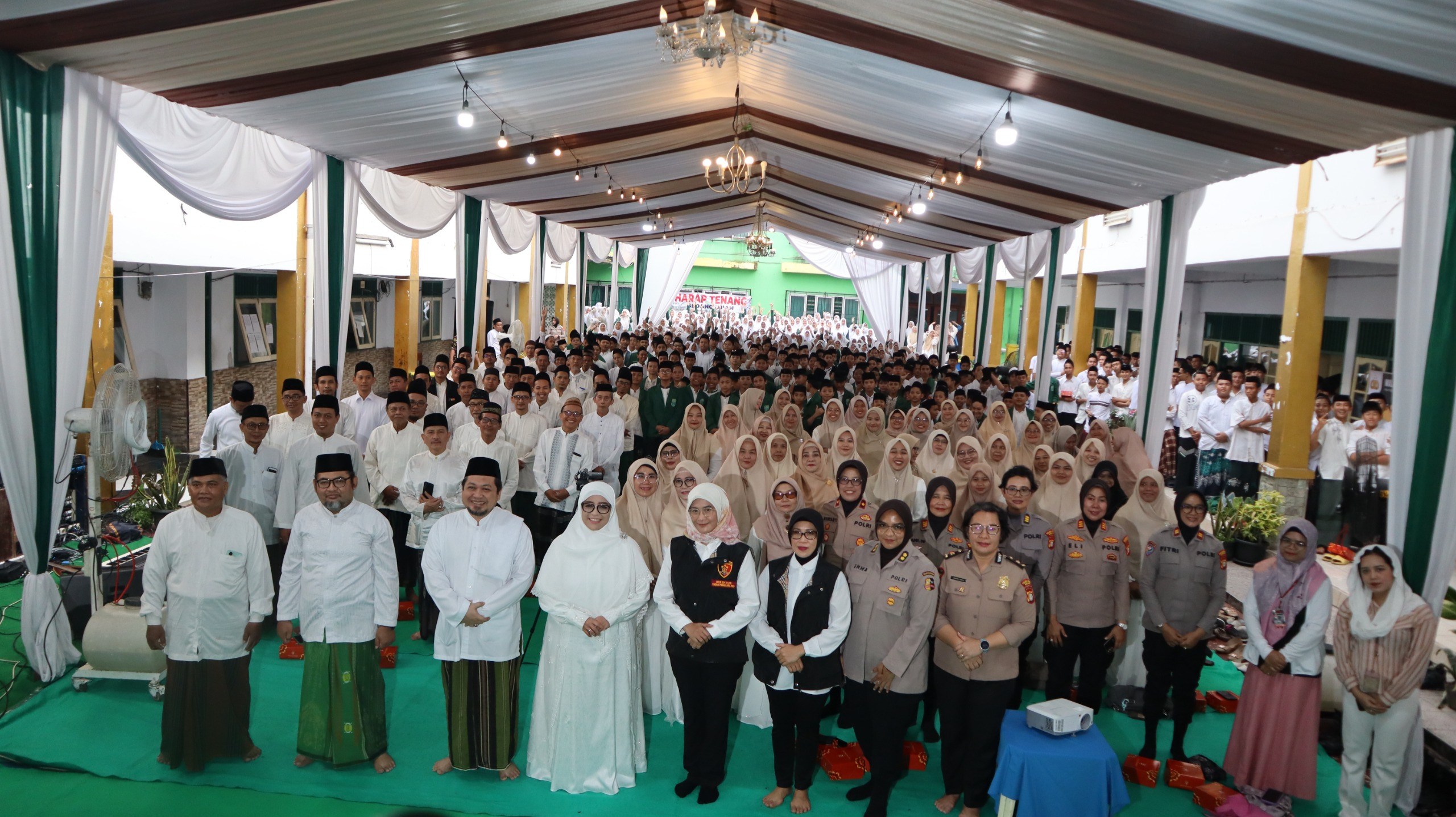 Polres Metro Bekasi Bersama DITTIPID PPA PPO Bareskrim Polri Gelar "Ngabuburit Bersama Santri" di Ponpes Yapink Tambun