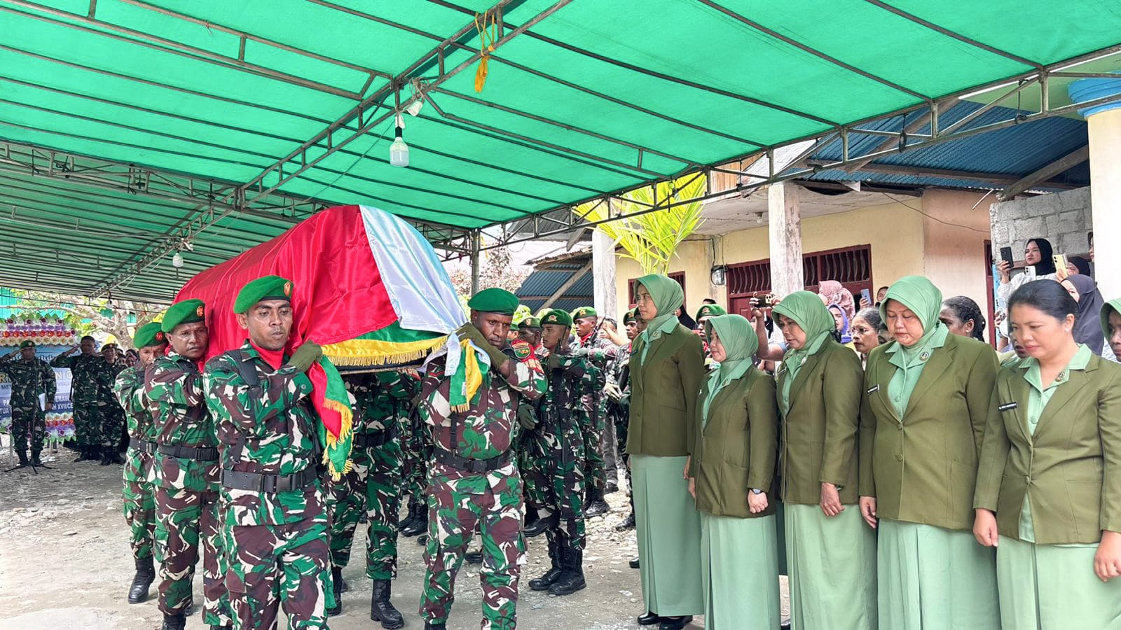 Upacara Militer Iringi Pemakaman Sertu Arifin Cepa yang Gugur dalam Tugas