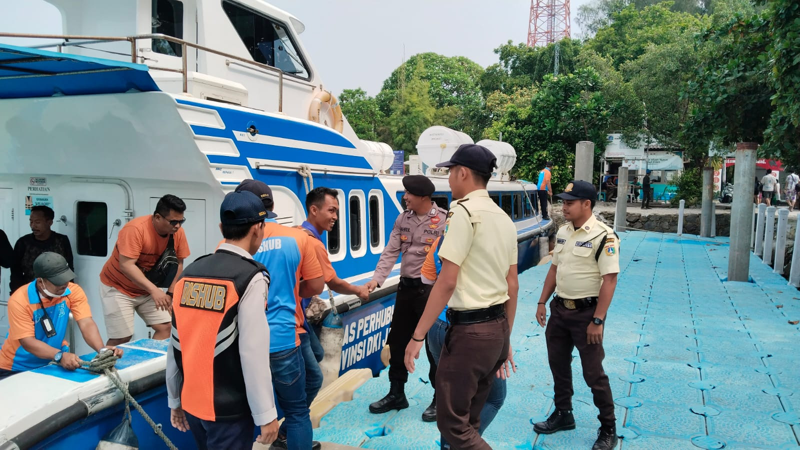 Polisi Humanis, Polsek Kepulauan Seribu Selatan Amankan Dermaga Pulau Pari Sambil Bantu Wisatawan