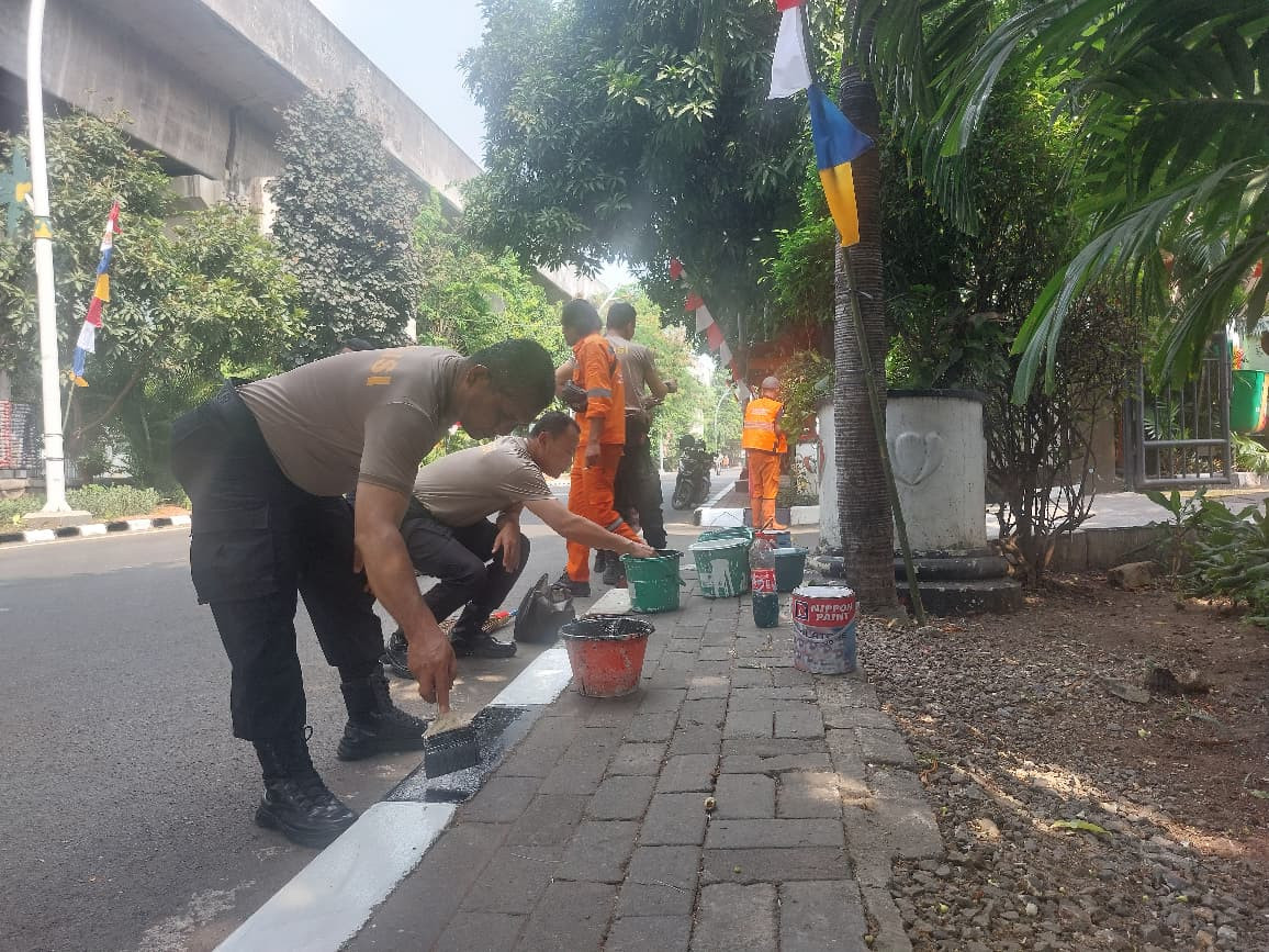 Sambut HUT Ke-81 RI, Polsek Kelapa Gading Gotong Royong Bersihkan Masjid dan Fasilitas Umum