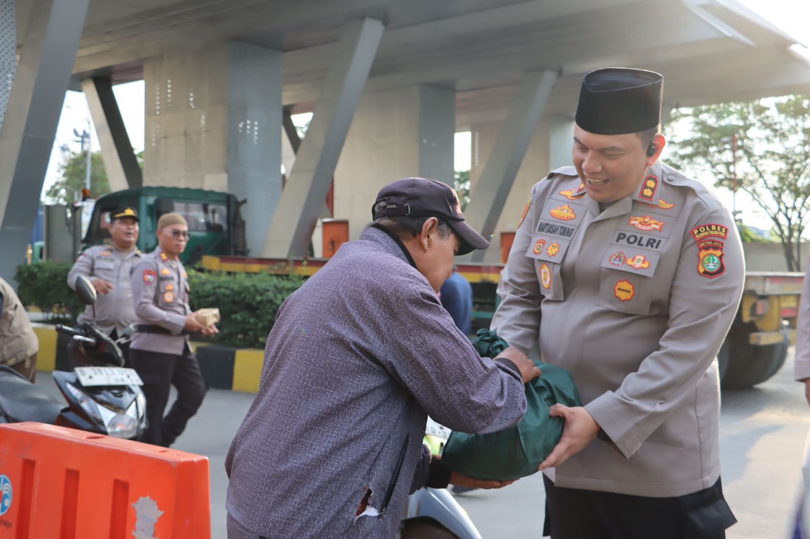 Polisi Polres Pelabuhan Tanjung Priok Bagikan Takjil serta Berikan Himbauan Kamtibmas dan Sosialisasi Hotline Mudik 110 Mudik Aman Keluarga Nyaman