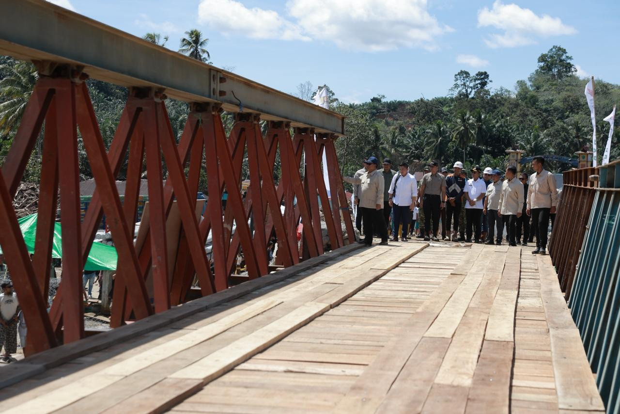 Tutup Tahun di Lokasi Bencana, Prabowo Cek Langsung Jembatan Sungai Garoga Pastikan Akses Tapteng–Tapsel Pulih