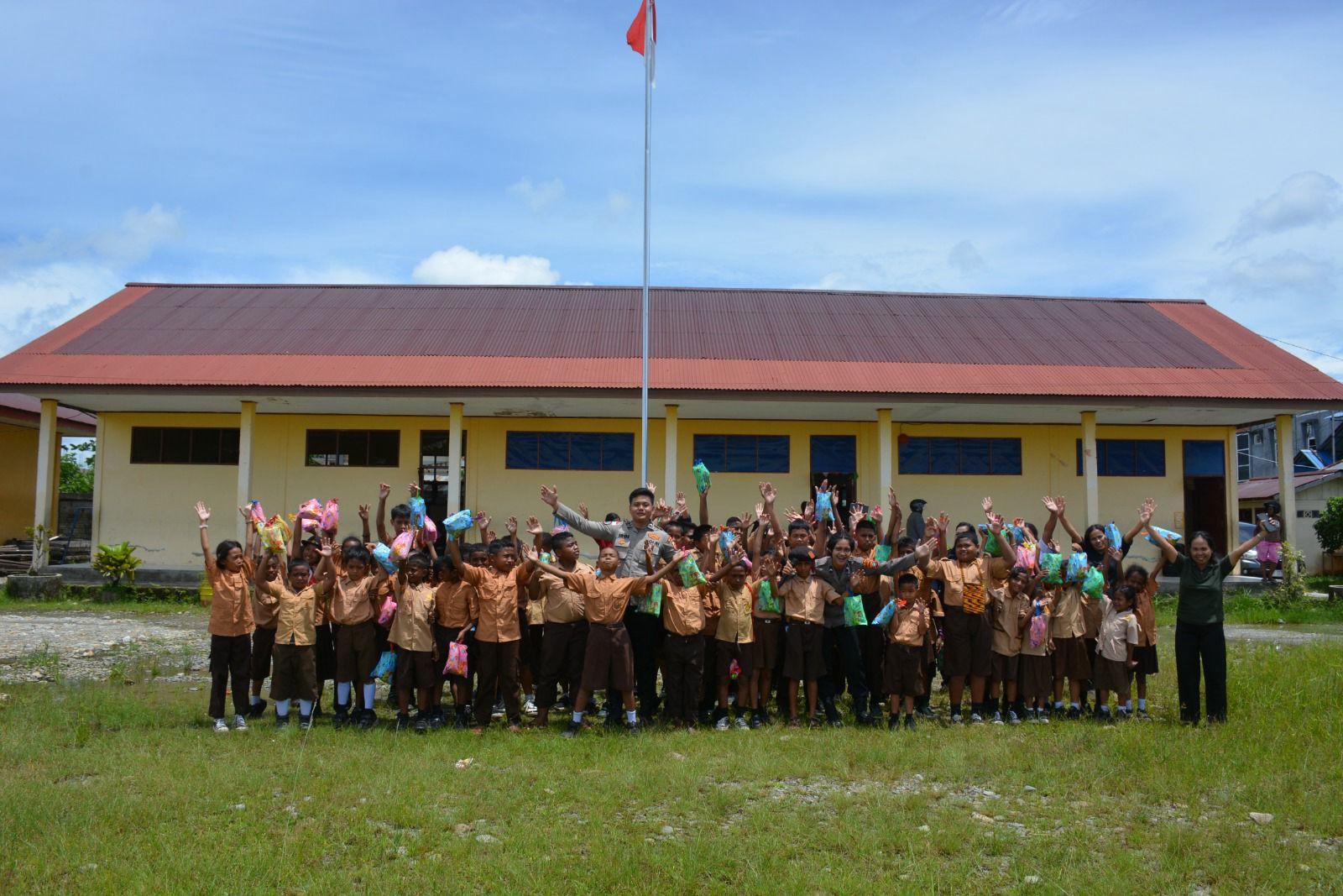 Doa Dari Anak-anak SD Torsina Atas Kebaikan Satgas Humas Ops Damai Cartenz