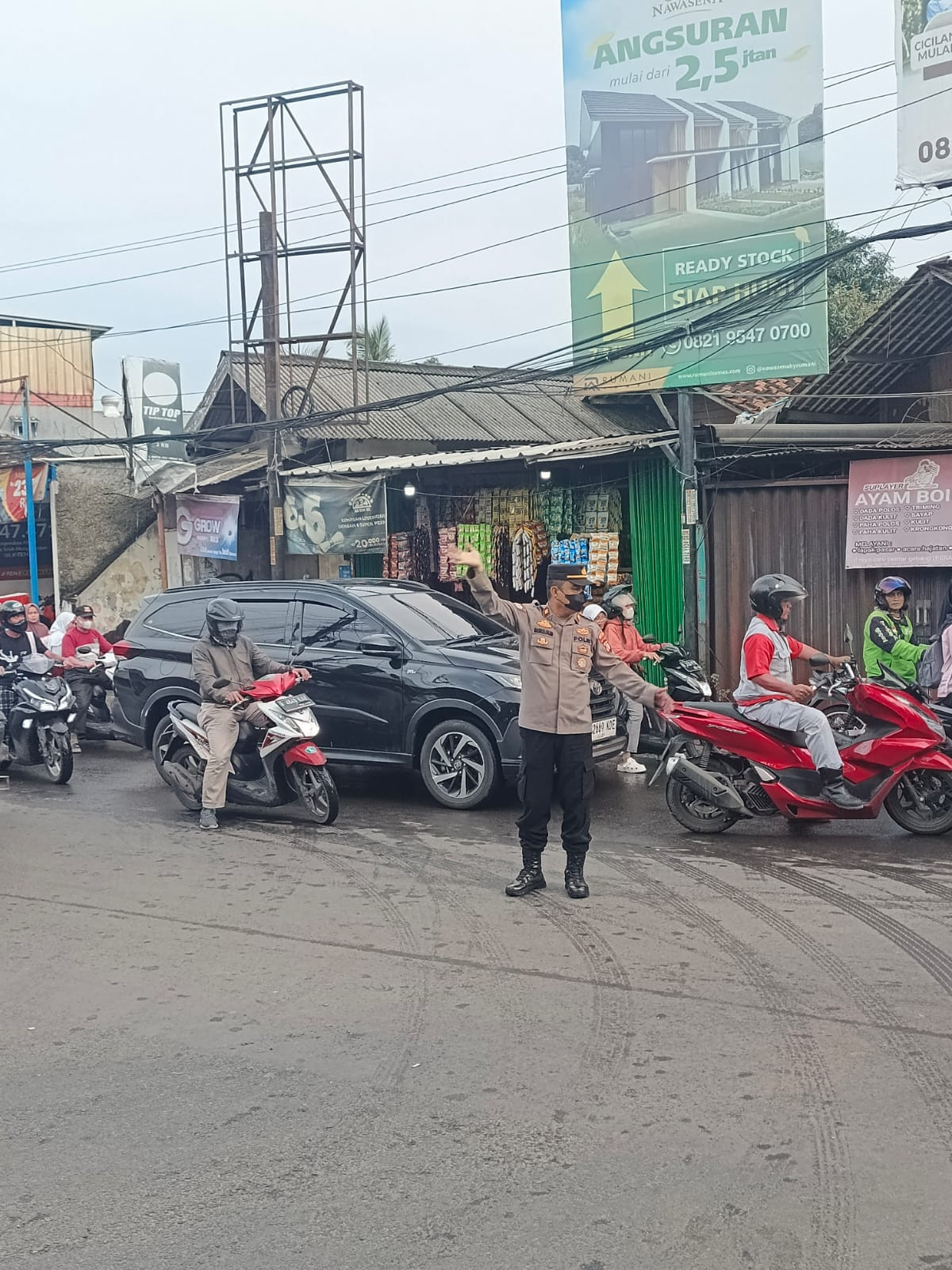 Pastikan Kelancaran Arus Lalin Sore Hari, Unit Binmas Polsek Bantargebang Siaga di Perempatan Cimuning