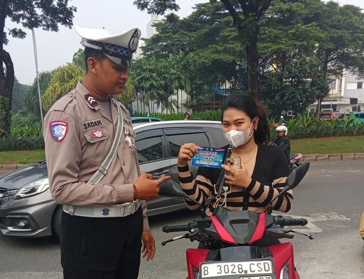 Operasi Patuh Jaya 2025, Unit Lantas Polsek Bekasi Utara Melaksanaan Edukasi dan Berbagi Brosur Kepada Pengendara