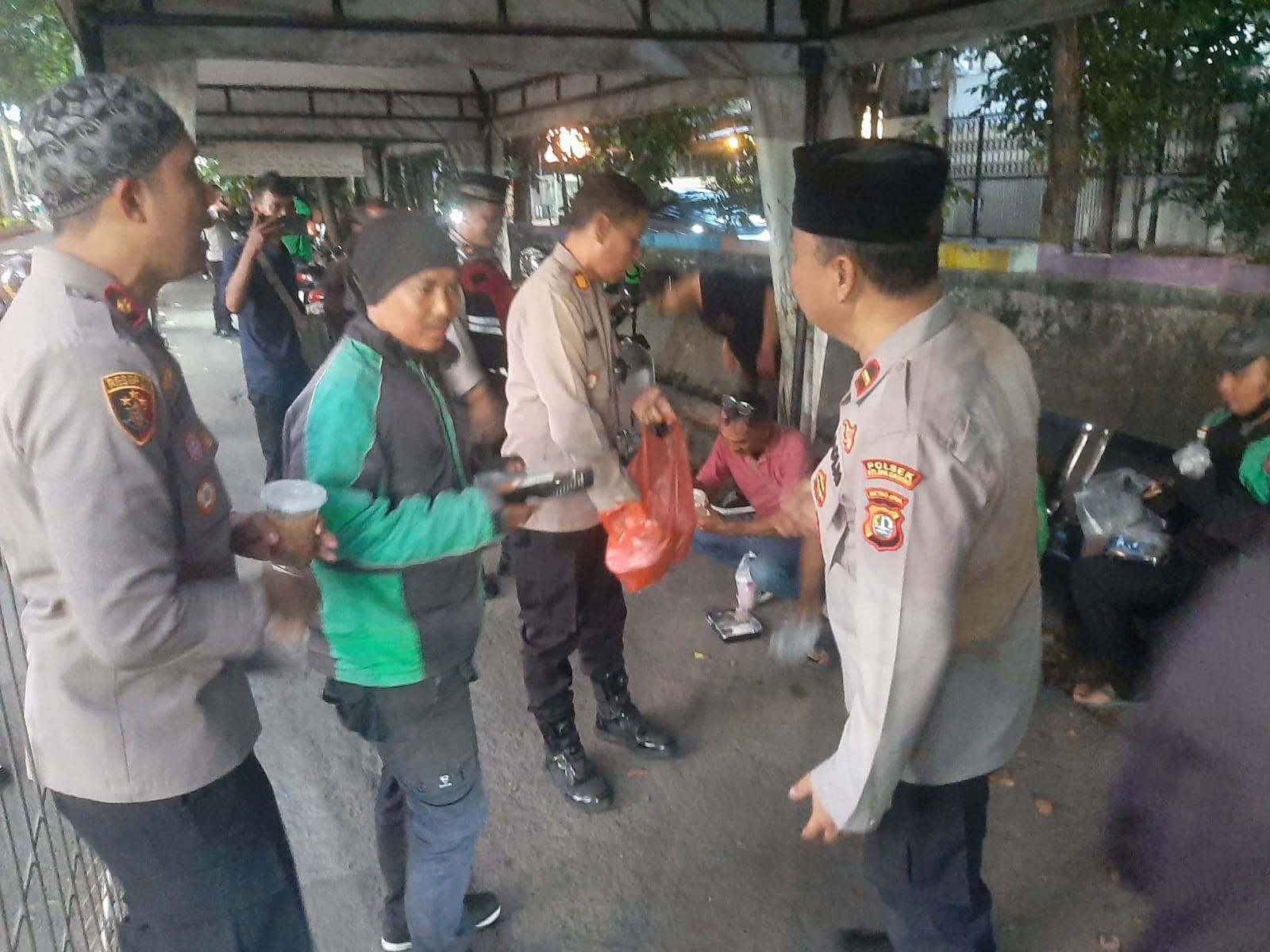 Polsek Kelapa Gading Bagikan Takjil Keliling Untuk Warga dan Ojek Online
