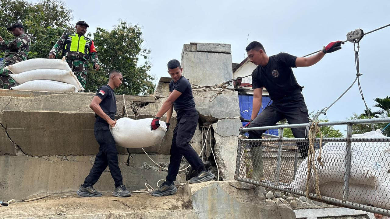Gunakan Jembatan Sling Baja, Brimob Polda Aceh Bantu Salurkan Bantuan Logistik Untuk Masyarakat