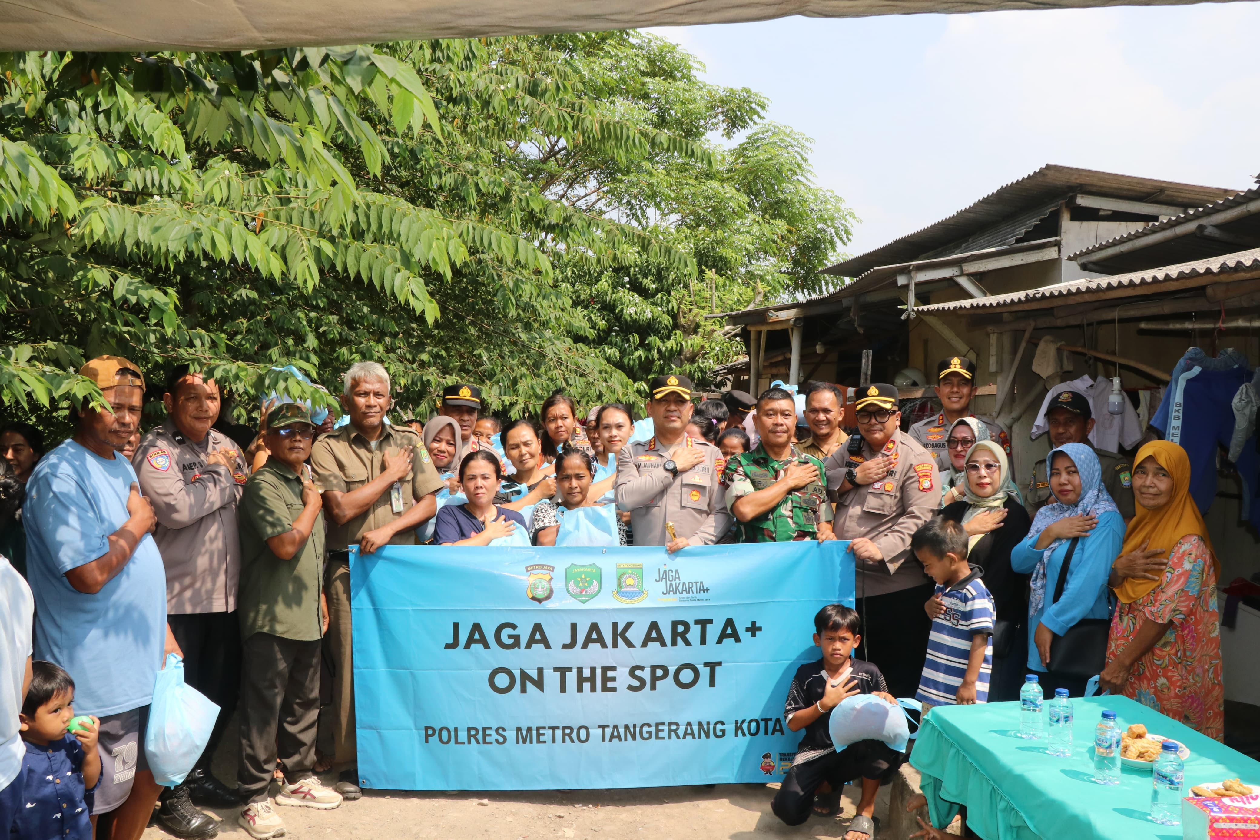 Kapolres Metro Tangerang Kota Turun Langsung ke Kampung Cacing, Dengarkan Keluhan Warga dan Bagikan Sembako