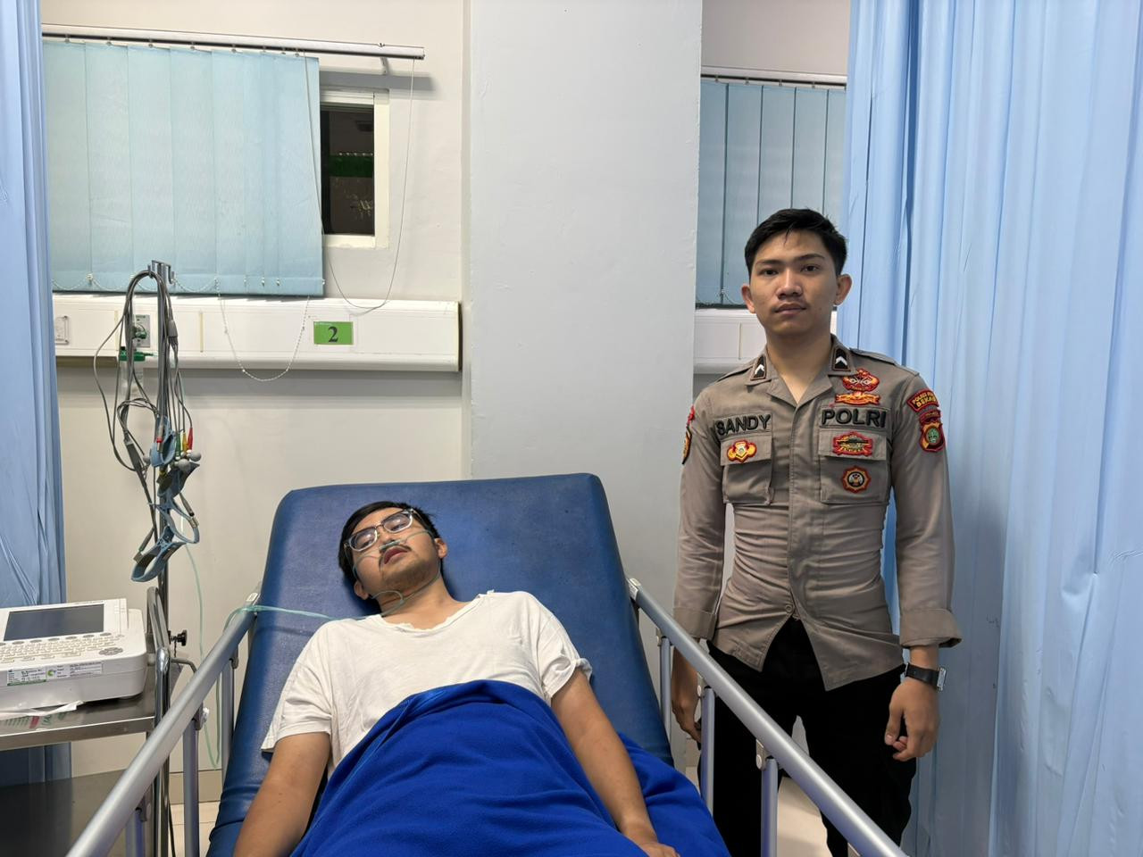 Layanan 110 Jadi Penyelamat, Polisi Evakuasi Warga Sesak Napas di Kabupaten Bekasi