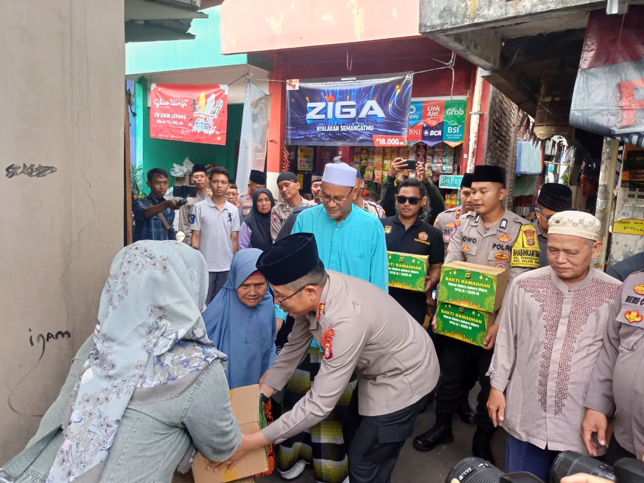 Kapolres Metro Jakarta Utara Gelar Bakti Sosial, Bagikan Takjil & Sosialisasi Hotline 110 di Kelapa Gading