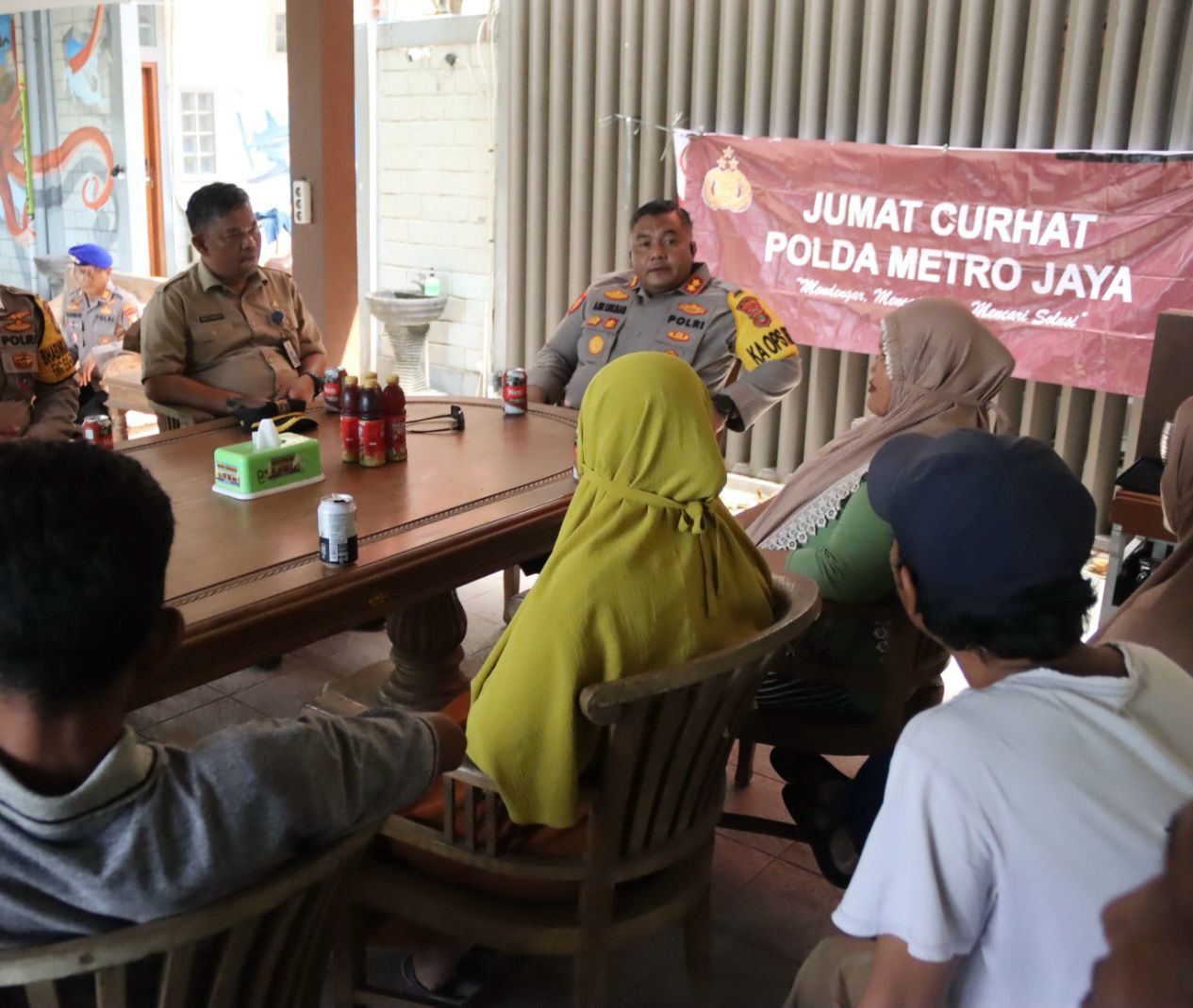 Kapolres Kepulauan Seribu AKBP Ajie Lukman Hidayat Gelar Jumat Curhat di Pulau Kelapa, Dengarkan Langsung Aspirasi Warga